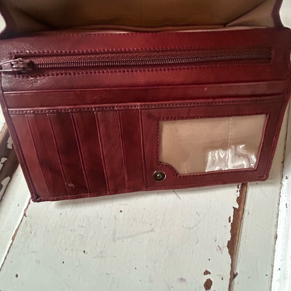 Elegant Maroon Leather Wallet with Embroidered Detail - Picture 6 of 7